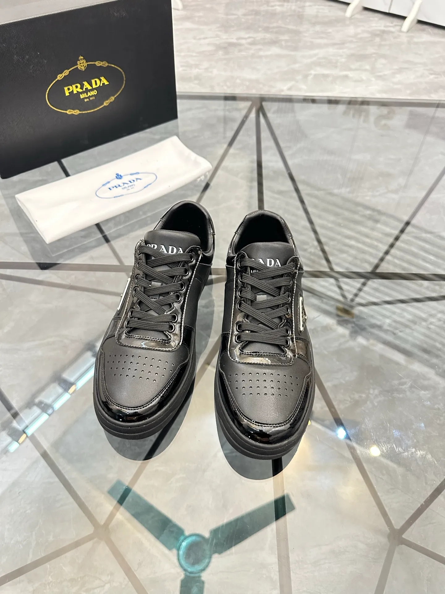Men's shoes: 💰P400¥ Product trademark: Prada *"Prada*" low-top casual shoes Regular size: 38-44 (can be customized to 45) Product materials: imported cowhide upper, sheepskin lining, original outsole. Number: 020